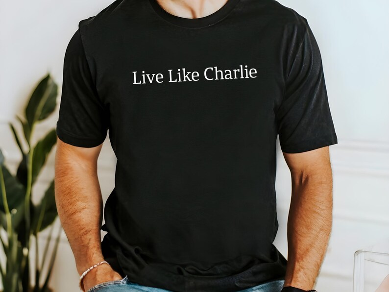 Camiseta "Vive como Charlie Kirk": Ora por Charlie imagen 3