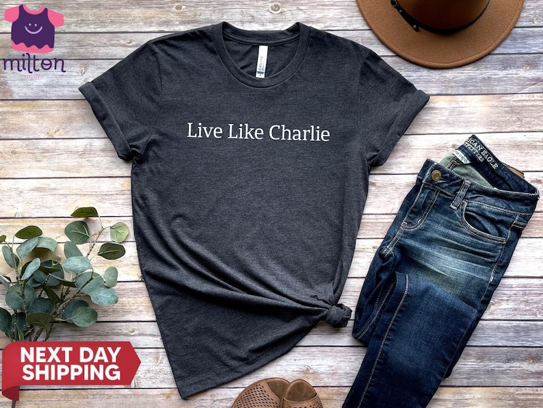 Camiseta "Vive como Charlie Kirk": Ora por Charlie imagen 1