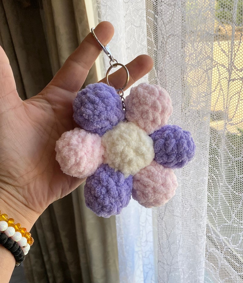 Large Crochet Daisy Flower Keychain Charm Purple Pink zdjęcie 1