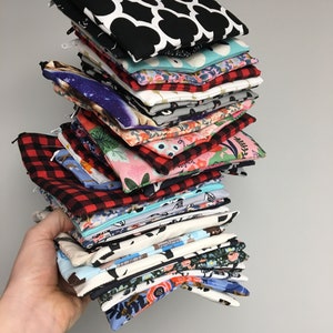 Lot d'échantillons de sacs à collation réutilisables pour la rentrée, un petit, un grand, un long et un très grand sac imprimés SURPRISE, doublure en nylon