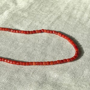 Halsband med röd korallpärlor
