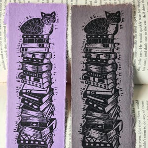 Marcapáginas de linograbado con diseño de pila de libros y gatos / Regalo para amantes de los gatos y los libros