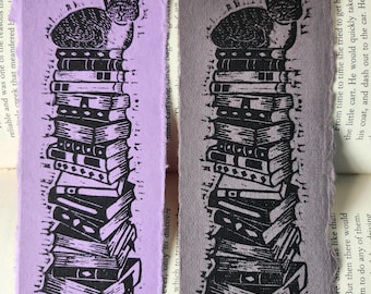 Marque-page linogravure Cat Bookstack | Cadeau pour amoureux des livres et des chats