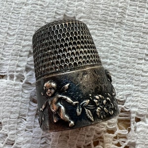 Vintage / Antique Simons Brothers Size 9 Sterling Silver Cherub / Cupids / Angels Flowers Thimble, Floral Garland, Nov 21, 1905, Collectible image 4