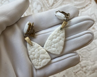 Vintage White Milk Glass Embossed Flowers Lewis Segal California Dangling Clip-On Earrings, Dangle Floral Glass Earrings Vintage Boho Bridal