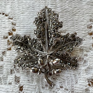 Beautiful Vintage Signed Exquisite Leaf Brooch with Acorns Marcasite Accents Brooch, Silver Tone Metal