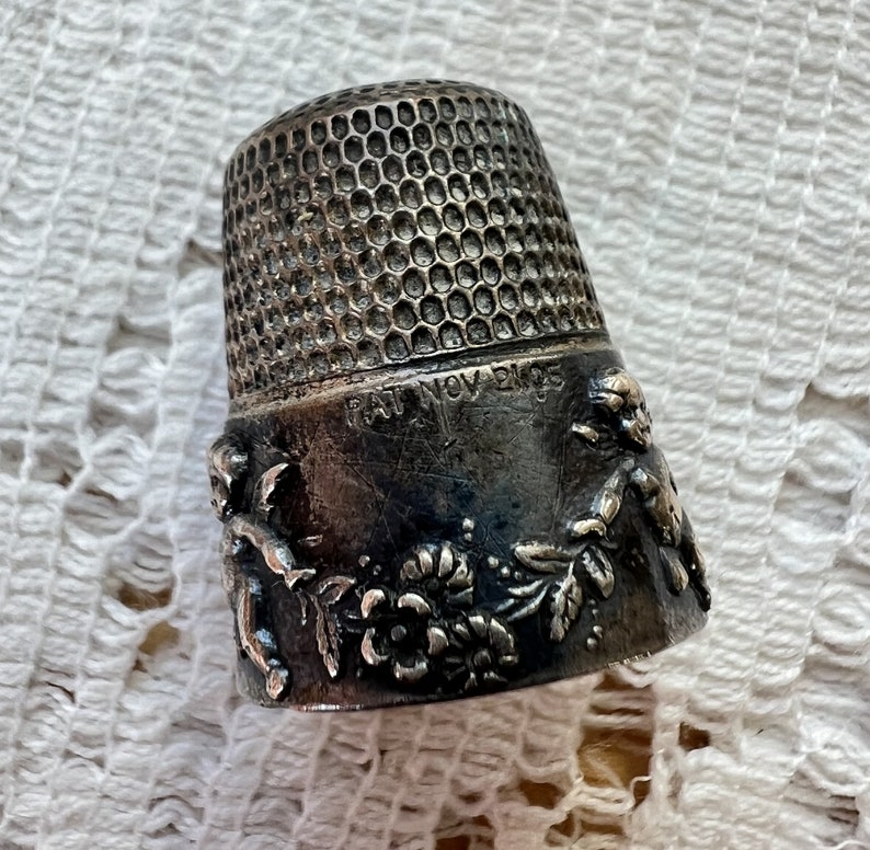 Vintage / Antique Simons Brothers Size 9 Sterling Silver Cherub / Cupids / Angels Flowers Thimble, Floral Garland, Nov 21, 1905, Collectible image 3