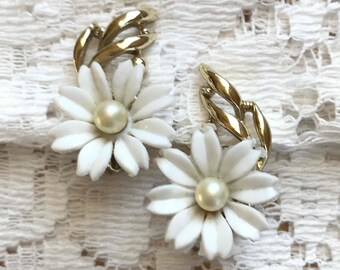 Vintage White Plastic Flowers with Faux Pearl Centers Signed BSK Clip On Earrings, White Flower, Floral Earrings, Vintage Bride / Bridal