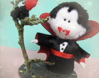 Cake Topper Dracula and the raven/crow, little Halloween Figurine - Cute felt Halloween ornament miniature - cute gift for decoration