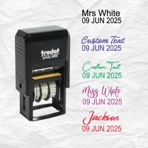 Könnte beinhalten: Ein schwarzer Trodat Printy 4850 Stempel mit Datumsrad, der Beispiele für gestempelten Text in verschiedenen Farben zeigt. Der Text enthält "Mrs White", "Custom Text", "Miss White" und "Jackson", alle datiert auf den 09. Juni 2025.