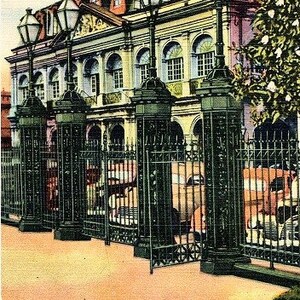 Carte postale vintage de la Nouvelle-Orléans - Le Cabildo à travers les portes de fer de Jackson Square (inutilisé)