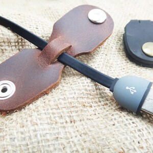 Organizador de cables, juego de regalo para hombre, soporte de cordón de cuero, venteador de auriculares, orden de cable, regalos para chicos, regalos tecnológicos, corbatas de soporte de cable - EN STOCK imagen 3