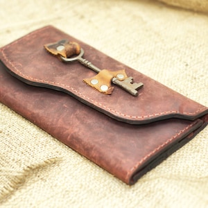 Ladies Leather Wallet - Boho Chic Extra Large Distressed Leather Checkbook Wallet con Skeleton Key Steampunk