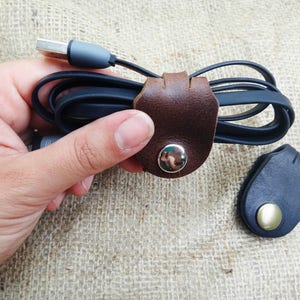 Organizador de cables, juego de regalo para hombre, soporte de cordón de cuero, venteador de auriculares, orden de cable, regalos para chicos, regalos tecnológicos, corbatas de soporte de cable - EN STOCK imagen 8