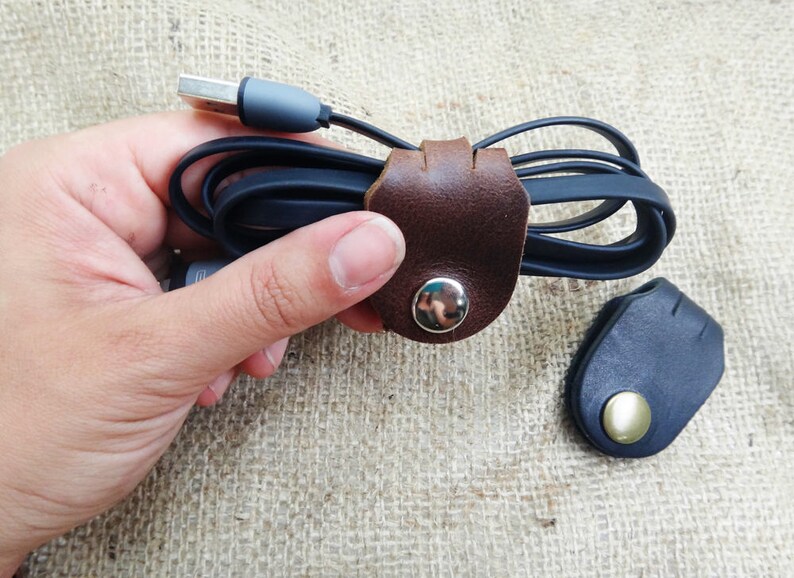 Organizador de cables, juego de regalo para hombre, soporte de cordón de cuero, venteador de auriculares, orden de cable, regalos para chicos, regalos tecnológicos, corbatas de soporte de cable - EN STOCK imagen 8