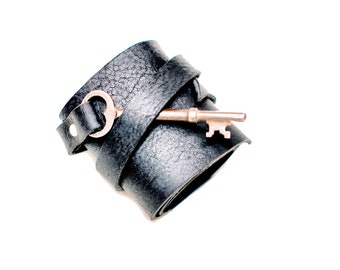 Leather Cuff with Antique Skeleton Key - Steampunk Industrial Hipster Bracelet