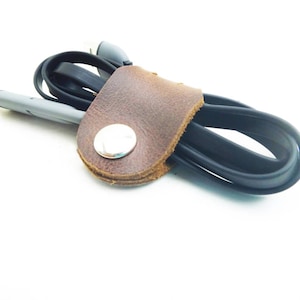Organizador de cables, juego de regalo para hombre, soporte de cordón de cuero, venteador de auriculares, orden de cable, regalos para chicos, regalos tecnológicos, corbatas de soporte de cable - EN STOCK imagen 6
