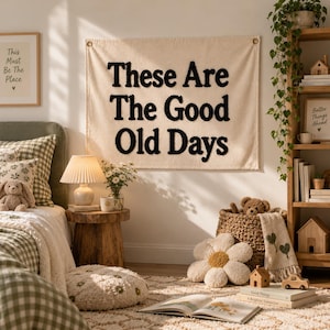 Peut inclure: Une tapisserie murale rectangulaire de couleur crème avec le texte noir touffeté These Are The Good Old Days. Le tissu présente une surface texturée avec des œillets métalliques dans les coins supérieurs pour la suspension, au design épuré.