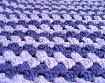 Couverture pour bébé au crochet, couverture violette, cadeau de shower de bébé, couverture pour bébé unisexe, couverture lilas, couverture confort violette