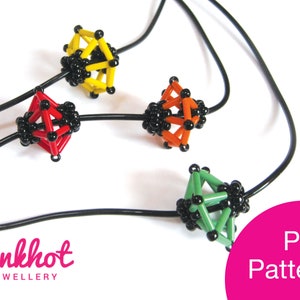 Puede incluir: Un collar con cuatro colgantes de cuentas geométricas en rojo, naranja, amarillo y verde. Las cuentas están hechas de pequeñas cuentas negras y de colores. El collar está hecho de cordón negro. La imagen incluye el texto "Pinkhot Jewellery" y "PDF Pattern".