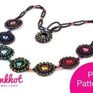 Può includere: Una collana di perline nere con accenti di cristallo colorati. La collana presenta un motivo ripetitivo di cerchi rotondi perlati con un cristallo al centro. La collana è su uno sfondo bianco. Modello PDF.