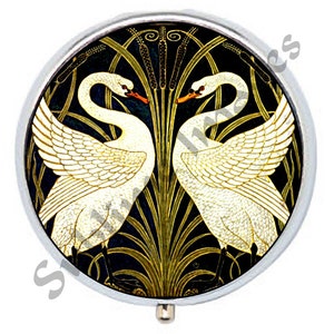 PBR011 - Boîte à pilules ronde - Les cygnes de Walter Crane (1845-1915)