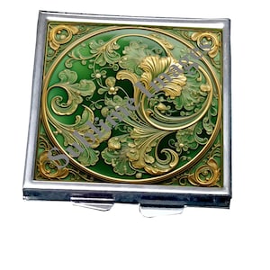 PBS012 - Boîte à pilules carrée Art nouveau - Un étui compact (CP048) et un étui pour cartes de visite (BC114) assortis sont fournis