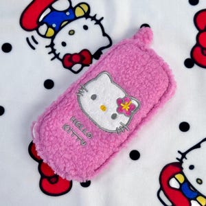 セール中！残り1点のみ – iPhone 15 ふわふわピンクのハローキティスマホケース、Li Studio フリップカバー