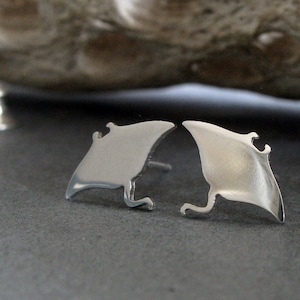 Orecchini a bottone Manta Ray fatti a mano in argento sterling o oro 14k