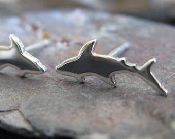 Pendientes de tiburón hechos a mano en plata de ley o oro de 14k