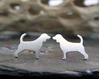 Orecchini a perno a forma di cane Beagle, realizzati a mano in argento sterling.