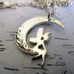 Fee Halskette sitzen im Halbmond. Sterling Silber magische Wald Anhänger. Mythische Fee. Elve Folklore Garten Sprite Schmuck.