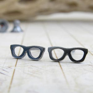 Pequeños pendientes de gafas hechos a mano en plata de ley o oro de 14k