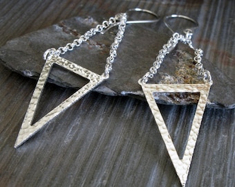 Pendientes colgantes de cadena triangular martillados abiertos hechos a mano en plata de ley