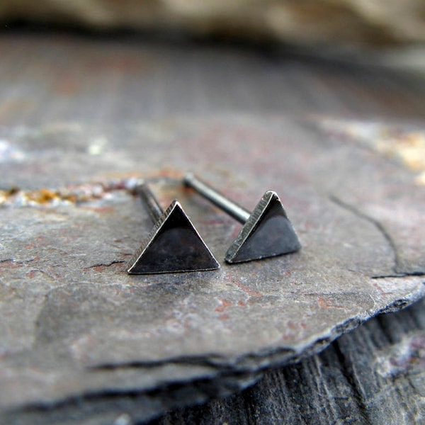 Små 4 mm triangelformade minimalistiska örhängen handgjorda i sterlingsilver eller 14k guld