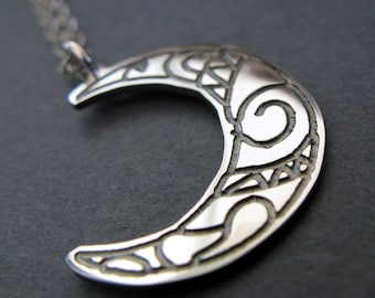 Collar con colgante de luna creciente con grabado tribal hecho a mano en plata de ley.