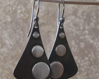 Pendientes de lágrima de metal mixto hechos a mano artesanalmente en cobre oxidado y plata de ley