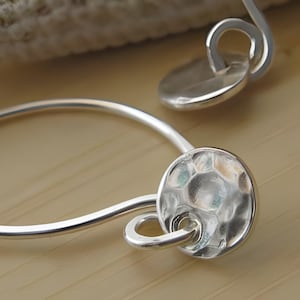 Zierliche gehämmerte Plättchenohrringe in Sterling Silber oder 14 Karat Gold