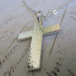 Collana con ciondolo in argento sterling martellato a croce cristiana
