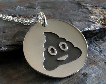 Collar con colgante de caca en plata de ley