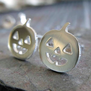 ハロウィンのジャック・オー・ランタンのカボチャのイヤリング。スターリングシルバーまたは14Kゴールドで手作りされています。