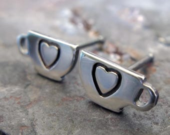 Orecchini a bottone a forma di tazza da caffè con cuore realizzati a mano in argento sterling