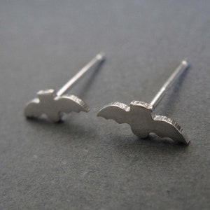 Pequeños pendientes de murciélago de Halloween hechos a mano en plata de ley o oro de 14k
