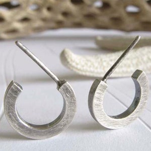 Winzige offene Hoop 13 mm Sterling Silber Ohrstecker handgemacht