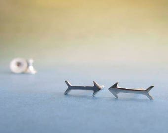Pendientes bohemios con diminutas flechas hechos a mano en plata de ley u oro de 14k.