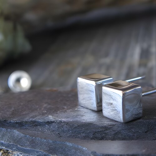 Große, 5 mm große Würfelohrstecker, handgefertigt aus Sterlingsilber