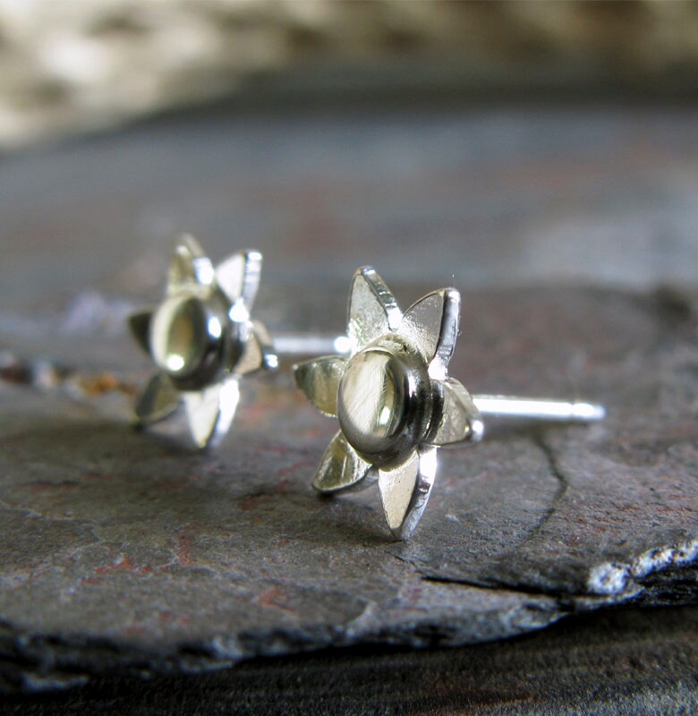 Orecchini a bottone con fiore di margherita fatti a mano in argento sterling - Italia