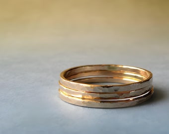 Juego de anillos apilables martillados: finas bandas de plata esterlina o chapadas en oro de 14 k