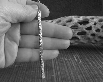 Orecchini A Barretta Lunghi In Argento 925 Martellato – 70mm, Fatto A Mano In Thailandia