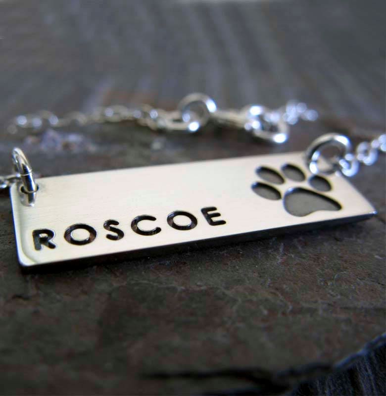 collana in corda con ciondolo dalla forma cilindrica in onice e aga